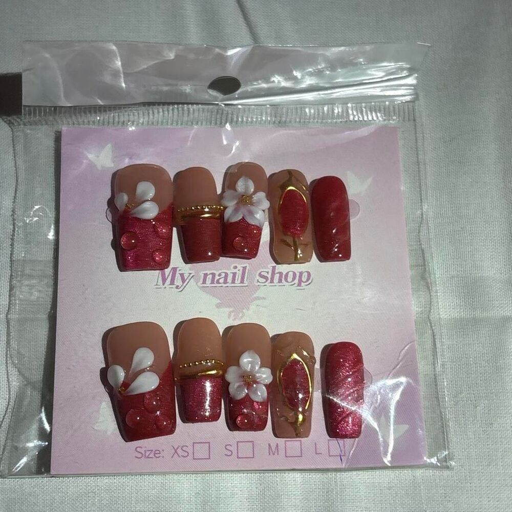 New press-on nail set in size large